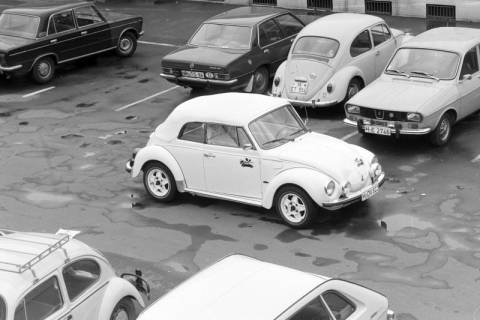 ARH NL Mellin 01-125/0002, VW-Käfer Karmann-Cabriolet zwischen parkenden Autos, ohne Datum