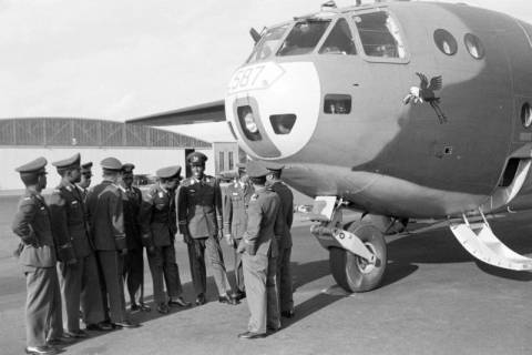 ARH NL Mellin 01-125/0007, Flugschüler der Flugzeugführerschule "S" vor dem Transportflugzeug Nord Noratlas "N2501" auf dem Fliegerhorst, Wunstorf, um 1960