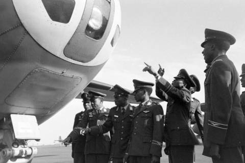 ARH NL Mellin 01-125/0008, Flugschüler der Flugzeugführerschule "S" betrachten das Transportflugzeug Nord Noratlas "N2501" auf dem Fliegerhorst, Wunstorf, um 1960