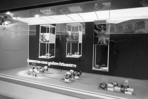 ARH NL Mellin 01-125/0009, Kameras ausgestellt in einem Schaufenster, wohl 1964