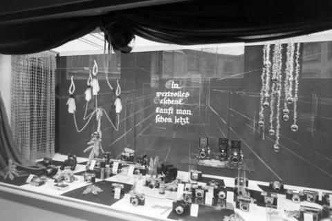 ARH NL Mellin 01-125/0010, Kameras ausgestellt in einem Schaufenster, wohl 1964