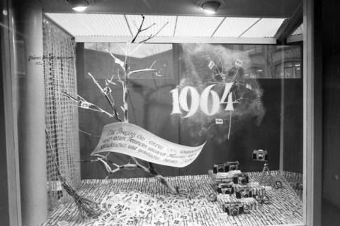 ARH NL Mellin 01-125/0011, Kameras ausgestellt in einem Schaufenster, wohl 1964