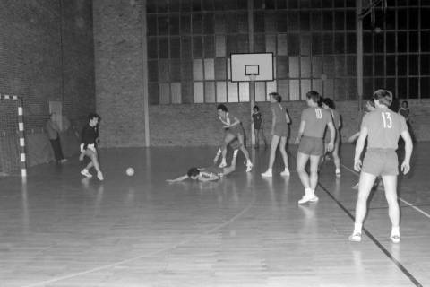 ARH NL Mellin 01-132/0005, Handballspiel in einer Turnhalle, ohne Datum