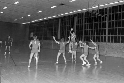 ARH NL Mellin 01-132/0007, Handballspiel in einer Turnhalle, ohne Datum