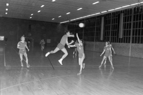 ARH NL Mellin 01-132/0008, Handballspiel in einer Turnhalle, ohne Datum