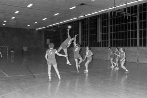 ARH NL Mellin 01-132/0015, Handballspiel in einer Turnhalle, ohne Datum