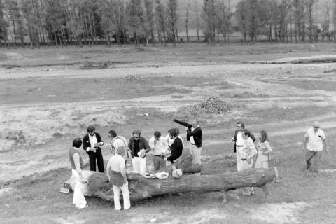 ARH NL Mellin 01-133/0014, Blick auf eine Gruppe von an einem Baumstamm rastenden Menschen, ohne Datum