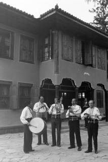 ARH NL Mellin 01-134/0001, Eine Gruppe Musiker vor einem Haus, ohne Datum