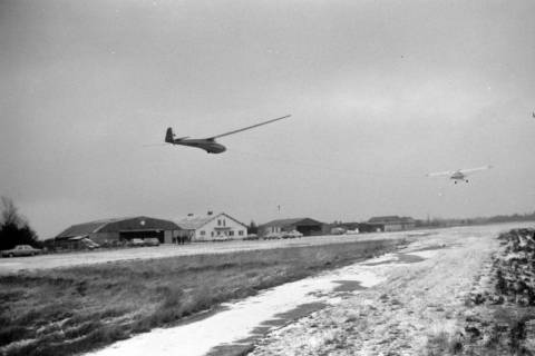ARH NL Mellin 01-134/0007, Schleppflugzeug (Piper PA 18) mit Segelflugzeug (Scheibe L-Spatz) beim Start auf dem Segelfluggelände "Großes Moor", Ehlershausen, ohne Datum