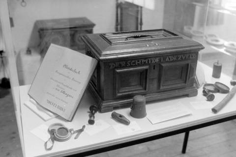ARH NL Mellin 01-136/0002, Verzierte Kiste und Meisterbuch "... der Stadt Eldagsen" sowie einige weitere Dinge in einer Ausstellungsvitrine, ohne Datum
