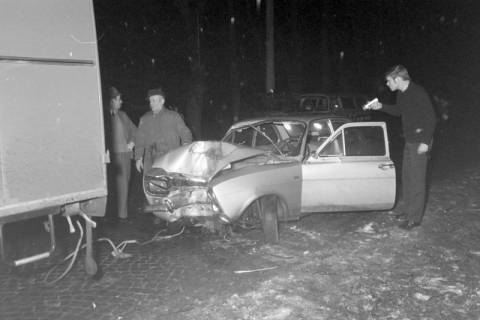 ARH NL Mellin 01-139/0022, Auto nach einem Verkehrsunfall, ohne Datum