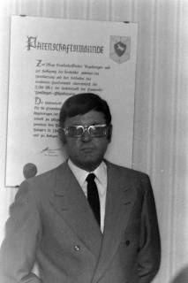 ARH NL Mellin 01-139/0024, Mann vor einer Patenschaftsurkunde zwischen der 3. Kompanie des Fernmeldebataillon 1 der Bundeswehr und der Gemeinde Ramlingen-Ehlershausen, ohne Datum