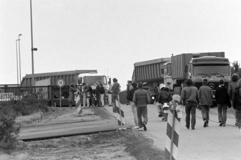 ARH NL Mellin 01-140/0007, Menschen auf der Straße eines Werkes? mit drei LKWs am Tor, ohne Datum