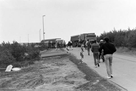 ARH NL Mellin 01-140/0008, Menschen auf der Straße eines Werkes? mit drei LKWs am Tor, ohne Datum