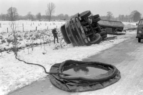 ARH NL Mellin 01-142/0017, Verunglückter LKW auf der Seite an einer Straßenseite liegend, ohne Datum