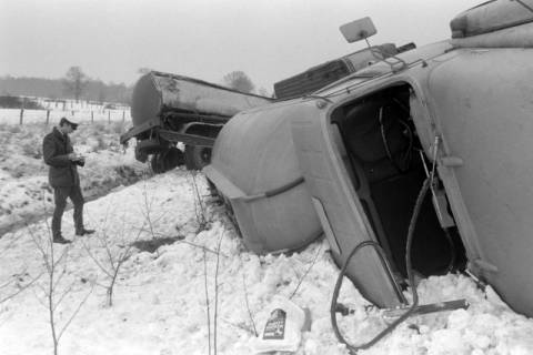 ARH NL Mellin 01-142/0018, Verunglückter LKW auf der Seite an einer Straßenseite liegend, ohne Datum