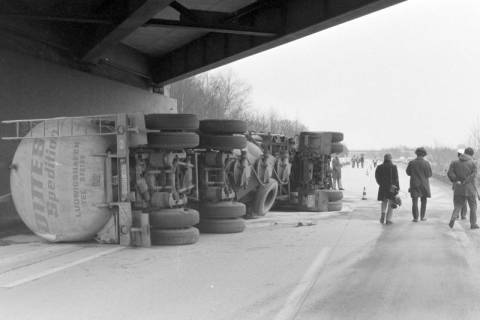 ARH NL Mellin 01-143/0012, Verunglückter LKW unter einer Brücke, ohne Datum