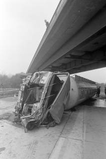 ARH NL Mellin 01-143/0013, Verunglückter LKW unter einer Brücke, ohne Datum