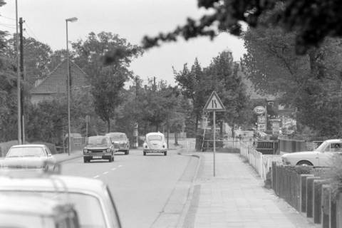 ARH NL Mellin 01-144/0003, Blick auf eine Straße, rechts eine Esso-Tankstelle, ohne Datum