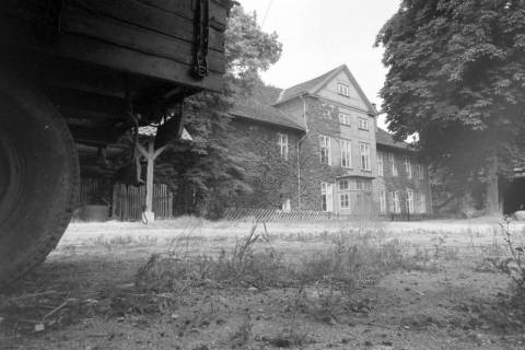 ARH NL Mellin 01-144/0013, Blick an einem Wagen vorbei auf das Herrenhaus der Domäne Achim, Achim (Börßum), ohne Datum