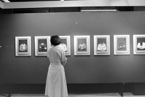 ARH NL Mellin 01-145/0019, Eine Frau in einer Galerie stehend, ohne Datum