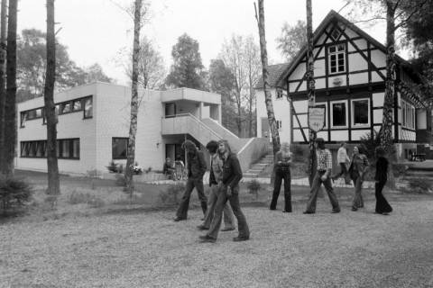 ARH NL Mellin 01-150/0008, Gruppe von Jugendlichen am Naturfreundehaus "Zum Lönssee", Wedemark, ohne Datum