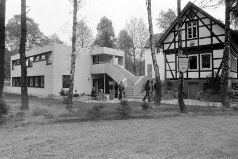ARH NL Mellin 01-150/0009, Gruppe von Jugendlichen am Naturfreundehaus "Zum Lönssee", Wedemark, ohne Datum