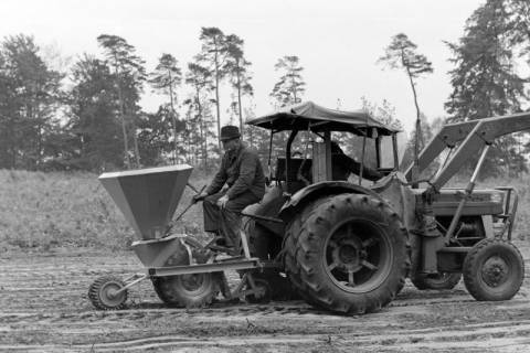 ARH NL Mellin 01-151/0017, Traktor mit Streugerät gefüllt mit Eicheln, ohne Datum
