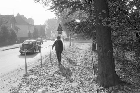 ARH NL Mellin 01-152/0009, Fußgänger am Bürgermeister-Schuster-Park an der Straße "Vor dem Celler Tor", Burgdorf, ohne Datum
