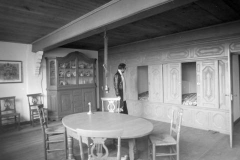 ARH NL Mellin 01-152/0016, Eingerichteter Raum mit Alkoven im Hof Wehlburg im Museumsdorf Cloppenburg, ohne Datum