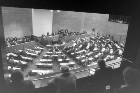 ARH NL Mellin 01-153/0005, Blick von oben in einen Plenarsaal des Niedersächsischen Landtags, Hannover, nach 1962