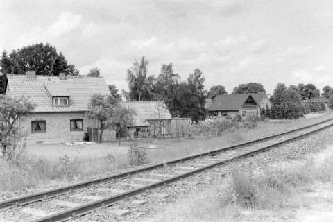 ARH NL Mellin 01-155/0002, Blick auf Wohnhäuser an einer Bahnstrecke, ohne Datum