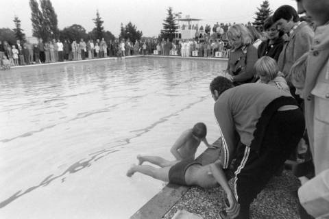 ARH NL Mellin 01-159/0011, Technischer Leiter Gert Röber nimmt einen Verletzten an Land beim Schwimmfest mit Rettungsübungen der DLRG Ortsgruppe im Freibad, Mellendorf, ohne Datum
