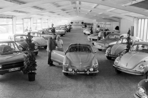 ARH NL Mellin 01-160/0009, Ausstellungsraum des VW-Autohauses Rudolf Petzold in der Burgdorfer Straße, Lehrte, um 1970
