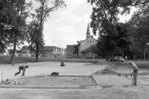 ARH NL Mellin 01-162/0009, Bau des Parkplatzes am Finanzamt mit Blick auf den Turm der Pankratiuskirche, Burgdorf, ohne Datum