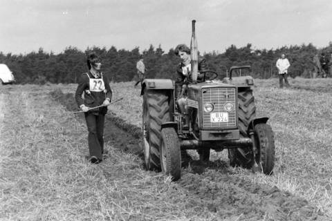 ARH NL Mellin 01-163/0002, Teilnehmer beim Leistungspflügen, ohne Datum