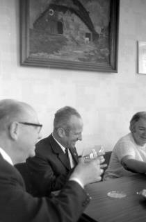 ARH NL Mellin 01-164/0019, Menschen um einen Tisch sitzend in einem Gespräch, ohne Datum