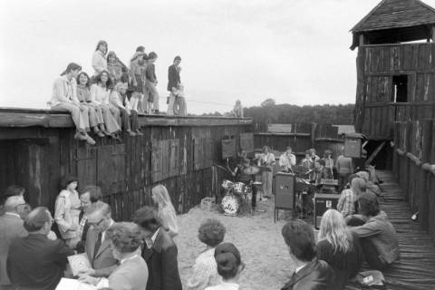 ARH NL Mellin 01-166/0005, Konzert der "Musikgruppe Wir" in einem Fort auf dem Geländer der Erziehungsanstalt "Backhausen-Hof", Burgdorf, ohne Datum