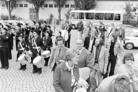 ARH NL Mellin 01-166/0007, Gruppe von Erwachsenen neben einem Jugend-Spielmannszug, Burgdorf, ohne Datum