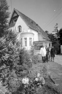 ARH NL Mellin 01-167/0012, Gruppenbild vor einem Wohnheim für betreutes Wohnen mit der Beschriftung "Schwanenwik", Mellendorf, ohne Datum