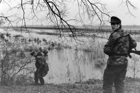 ARH NL Mellin 01-168/0014, Bundesgrenzschutz? an einem überschwemmten Feld?, ohne Datum