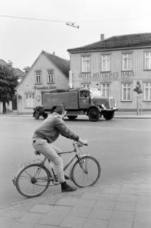 ARH NL Mellin 01-170/0008, Fahrradfahrer und Feuerwehrauto vor dem Hotel Deutsches Haus am Bahnhof, Burgdorf, vor 1972