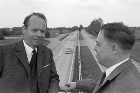 ARH NL Mellin 01-174/0001, Zwei Männer auf einer Brücke über einer Straße, ohne Datum