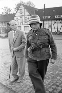 ARH NL Mellin 01-174/0010, Stadtbrandmeister Adolf Michelsen der Feuerwehr und Zivilist, Burgdorf, um 1950