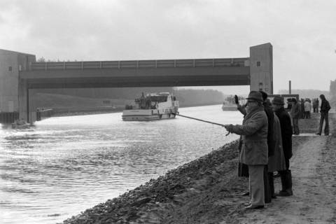 ARH NL Mellin 01-175/0006, Schiffe auf dem Elbe-Seitenkanal und das Sicherheitstor, Erbstorf, nach 1977