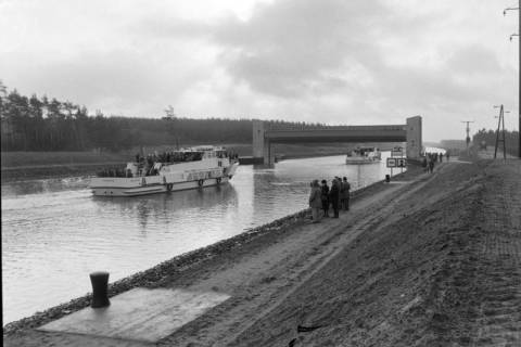 ARH NL Mellin 01-175/0007, Schiffe auf dem Elbe-Seitenkanal und das Sicherheitstor, Erbstorf, nach 1977
