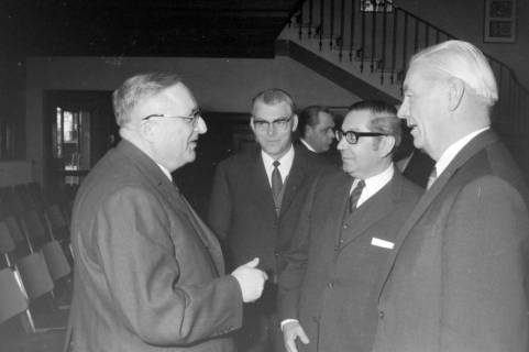 ARH NL Mellin 01-176/0004, Vier Männer in einem Gespräch, ohne Datum