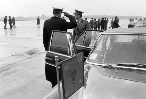 ARH NL Mellin 01-176/0007, Ankunft und Begrüßung eines belgischen Generalleutnants? am Flughafen, ohne Datum