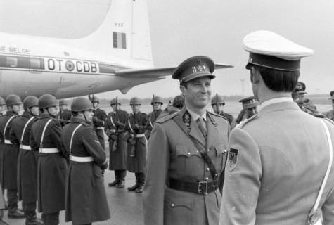 ARH NL Mellin 01-176/0008, Ankunft und Begrüßung eines belgischen Generalleutnants? am Flughafen, ohne Datum