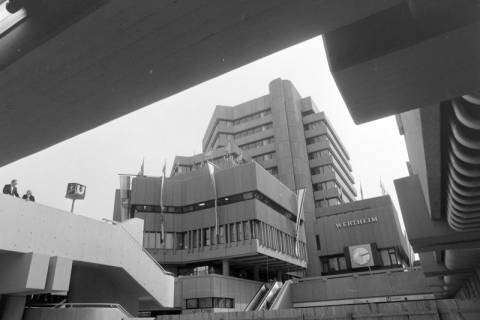 ARH NL Mellin 01-176/0009, Blick auf das Kröpcke-Center und Kaufhaus Wertheim in Richtung Karmarschstraße, Hannover, zwischen 1976/1980